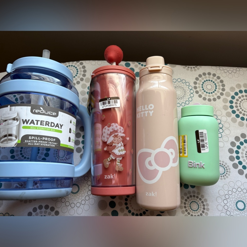 NewHello‎ Kitty & Strawberry shortcake 
New Tumblr water bottle Bink toddler cup